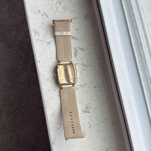 Marc Jacobs MJ1440 Vic Black Dial White Leather Strap Women's Watch - Picture 2 of 6